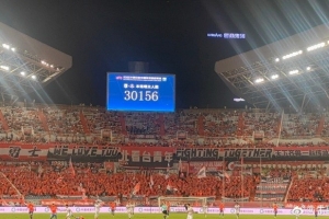 山东泰山vs梅州客家现场观众人数：30156人