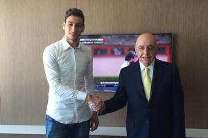 九游体育-出道10年!2015年3月16岁多纳鲁马与米兰签订合同,10月意甲首秀