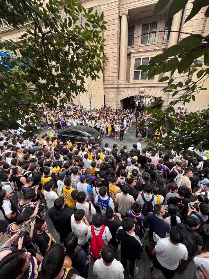 九游体育网页版-詹姆斯中国行万人空巷,但老詹的铁粉黑粉老粉在评论区打嘴仗