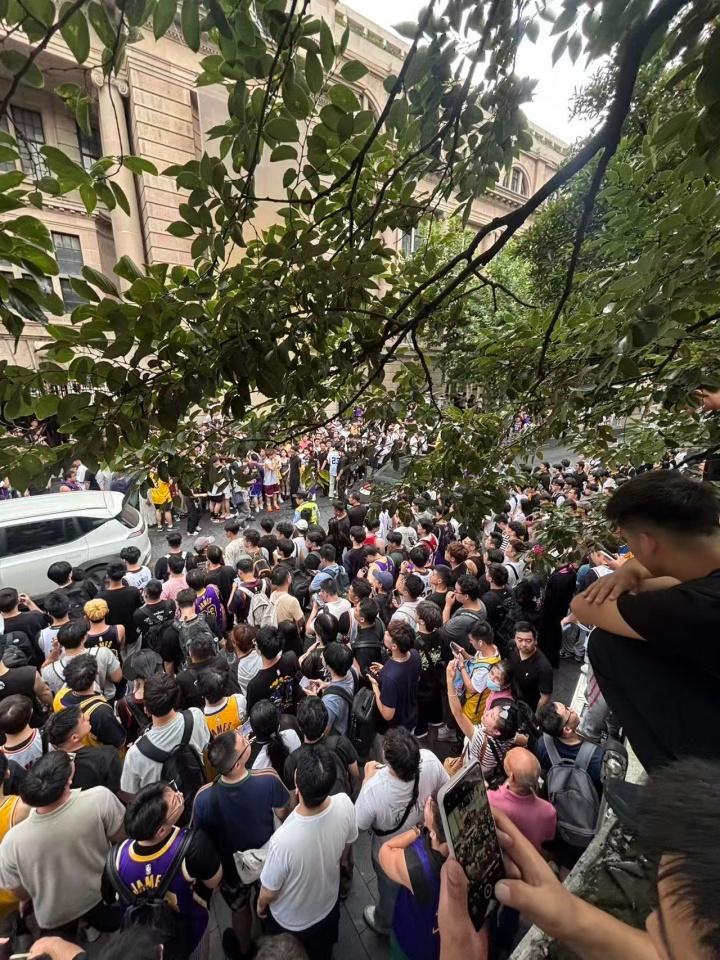 九游体育网页版-詹姆斯中国行万人空巷,但老詹的铁粉黑粉老粉在评论区打嘴仗