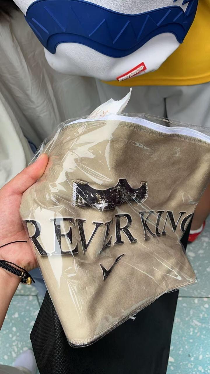 九游体育网页版-詹姆斯中国行万人空巷,但老詹的铁粉黑粉老粉在评论区打嘴仗