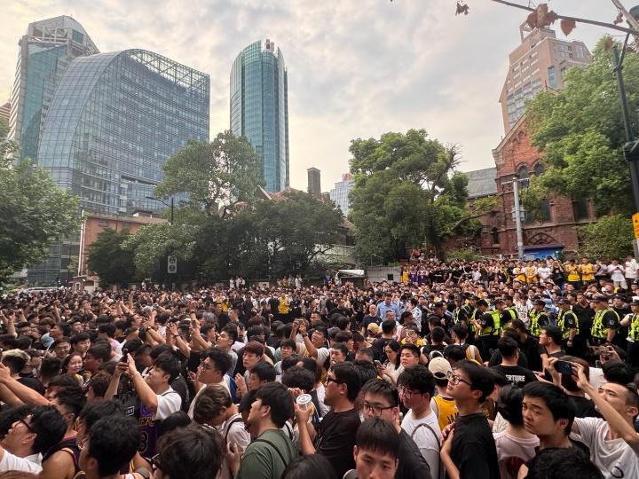 九游体育网页版-詹姆斯中国行万人空巷,但老詹的铁粉黑粉老粉在评论区打嘴仗