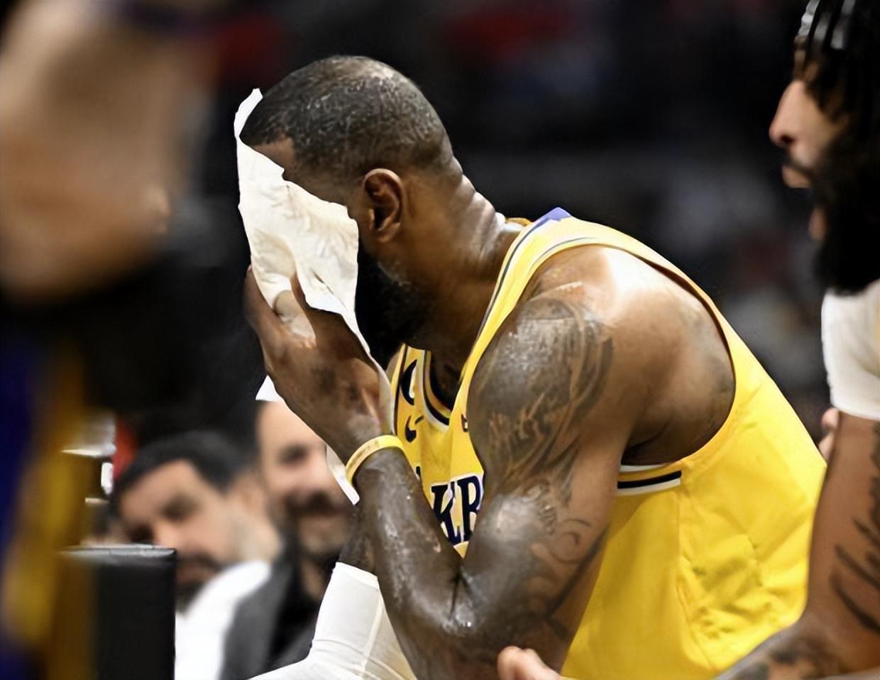 詹皇回归最大受害者!他上场的第1天,湖人12+18猛将就立刻被弃用