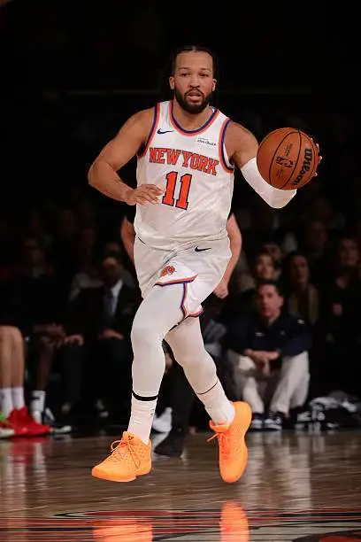 九游体育-布伦森穿着尼克斯配色科比3,得到20分4篮板5助攻